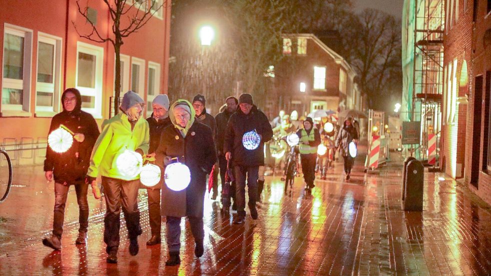 Im vergangenen Jahr zogen die Teilnehmer im strömenden Regen durch die Kirchstraße zum Lambertshof. Foto: Sandra Pfeiffer-Fecht