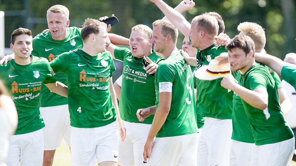 Die Concorden sind eine Pokal-Mannschaft. Im Ostfrieslandpokal II verloren sie 2022 erst im Finale, vergangenen Sommer siegten sie dort dann (Foto). Nun eilen sie im Ostfrieslandpokal I als klassenniedrigstes Team von Sieg zu Sieg. Foto: Doden/Emden