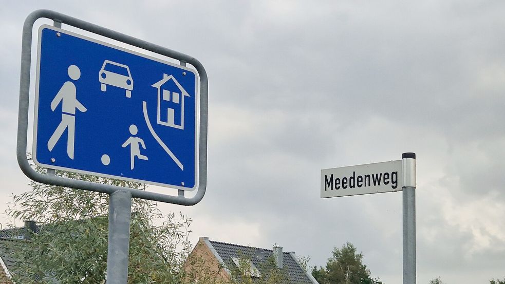Der Meedenweg in Weener ist eine verkehrsberuhigte Zone. Dort darf nur Schrittgeschwindigkeit gefahren werden. Nach Darstellung der Anwohner nutzen viele Verkehrteilnehmer die Siedlung nicht nur als Abkürzung, sondern fahren auch noch deutlich schneller. Foto: Gettkowski