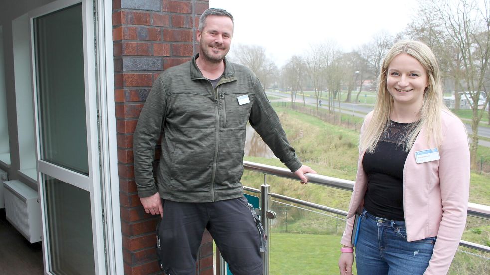 Marcus Hoffmeyer ist verantwortlich für die Haustechnik und schon von Anfang an dabei. Tomke Ennen leitet das Haus. Die beiden stehen auf dem Balkon einer noch freien Wohnung. Foto: Oltmanns