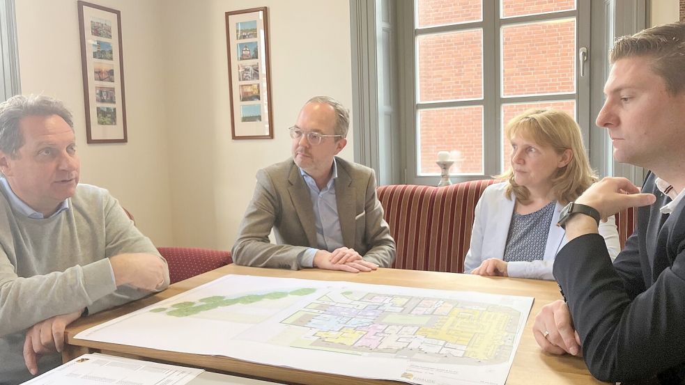 Miteigentümer Gunnar Sander (links), Architekt Jörg Krause, Bürgermeisterin Hilke Looden und Benjamin Buserath von der Touristik GmbH begutachten die neuen Pläne für das Seniorenhuus. Foto: Groenendaal