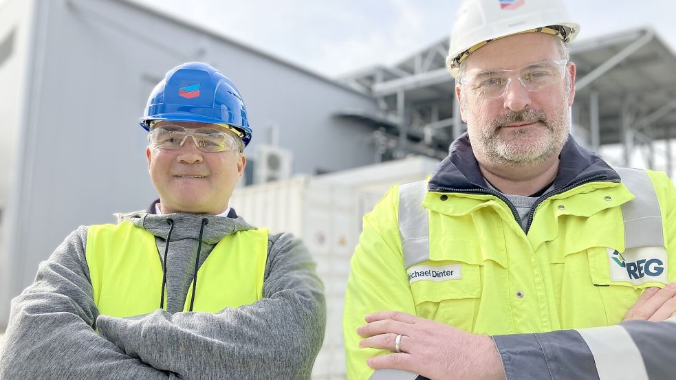 Fordern Unterstützung gegen die Billig-Konkurrenz aus China: Michael Fiedler-Panajotopoulos und Michael Dinter von der Biodiesel-Raffinerie in Emden. Foto: Schuurman