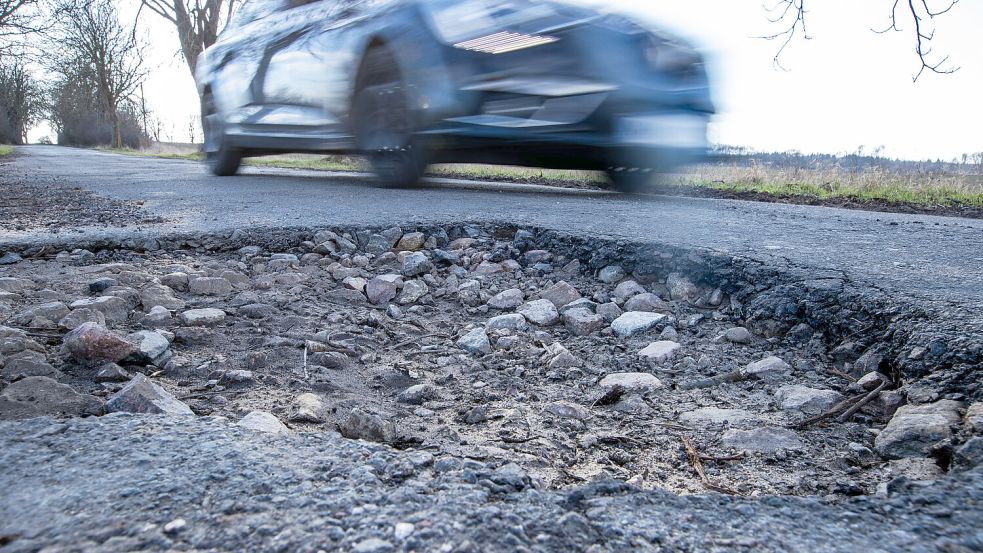 Auch in Ostfriesland gibt es viele Schlaglöcher auf Straßen. Symbolbild: Jens Büttner/dpa-