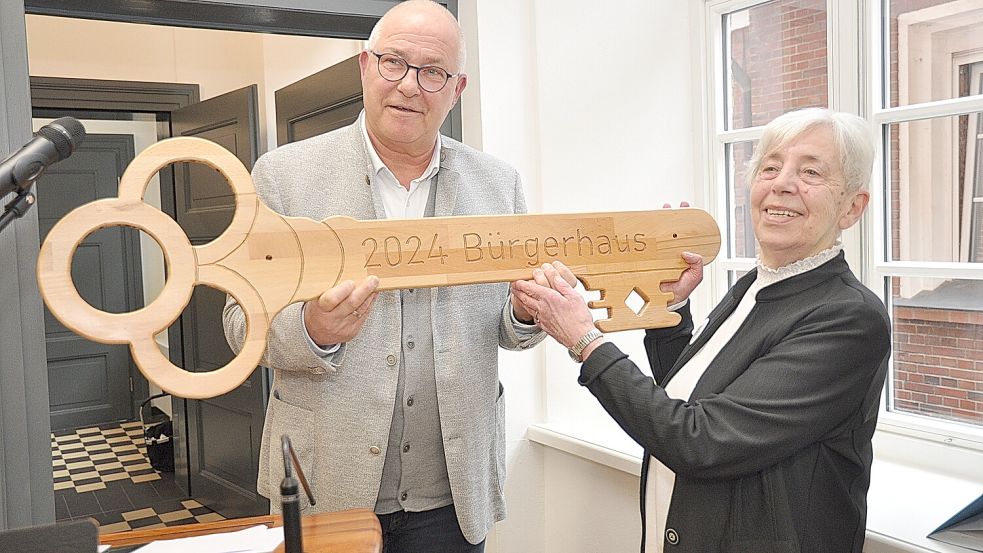 Jemgums Bürgermeister Hans-Peter Heikens, hier mit dem symbolischen Schlüssel zur Eröffnung des neuen Bürgerhauses, sieht die zunehmende Diskussions-Unkultur in Deutschland mit Sorge. Foto: Archiv