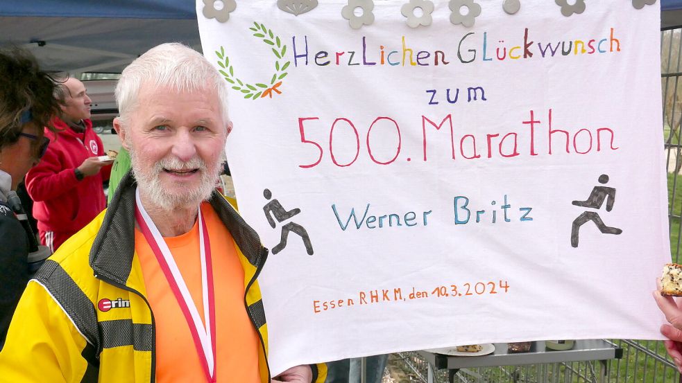 Im Zieleinlauf in Essen hatten seine Sportkameraden einiges für Werner Britz vorbereitet. Foto: Privat/Werner Kerkenbusch