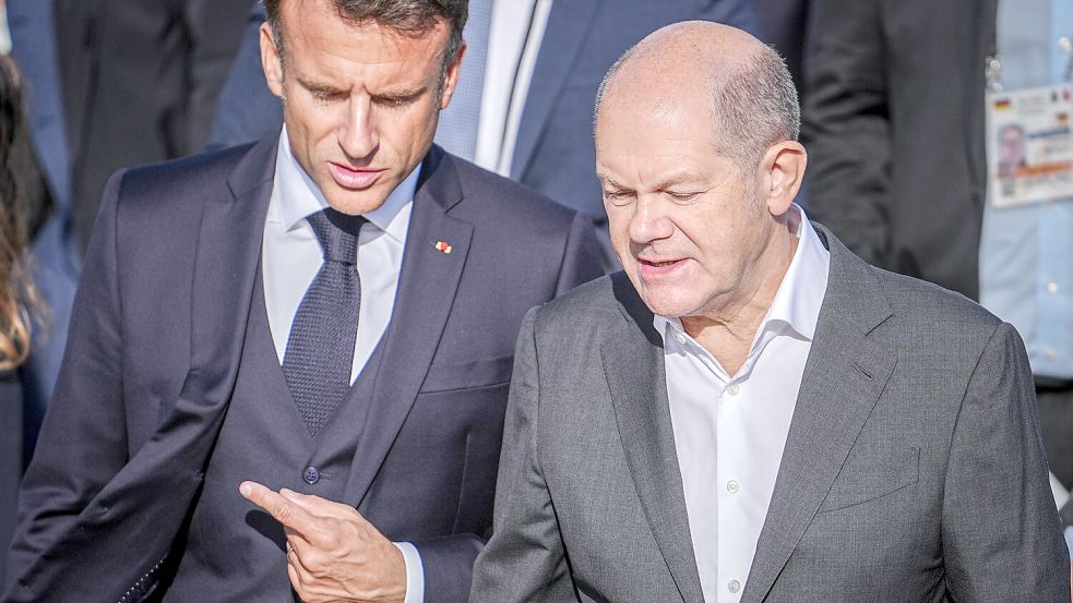 Ein Zeichen der Versöhnung? Präsident Emmanuel Macron (l.) und der polnische Ministerpräsident Donald Tusk treffen sich in Berlin mit Bundeskanzler Olaf Scholz (r.). Foto: dpa/Kay Nietfeld