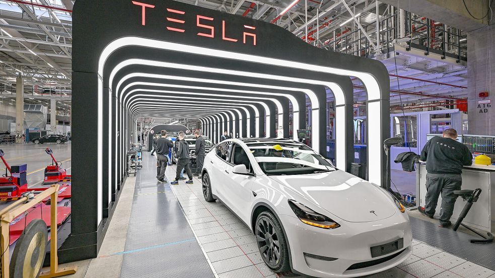 Aktuell baut Tesla in Grünheide nur das SUV Model Y – 2023 das meistverkaufte E-Auto in Deutschland. Foto: dpa/Patrick Pleul