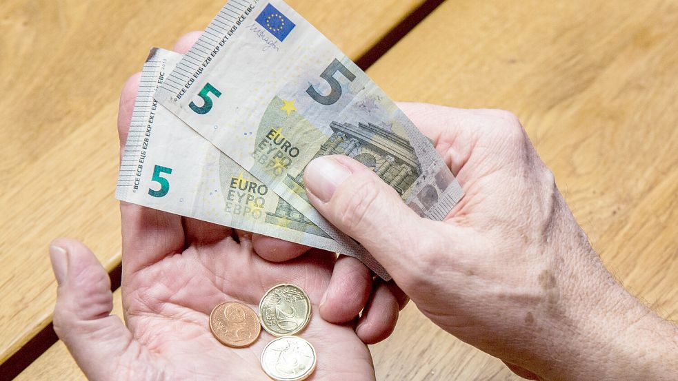 Während Arbeitnehmer im Ruhestand eine Rente erhalten, bekommen Beamte eine Pension. Foto: IMAGO/Fotostand
