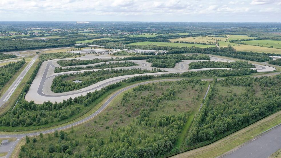 Etwa 800 Hektar groß ist das in den 1990er-Jahren angelegte ATP-Prüfgelände in Papenburg, auf dessen südlichem Teil 2025 insgesamt 20 Windkraftanlagen errichtet werden sollen. Foto: Mercedes-Benz AG