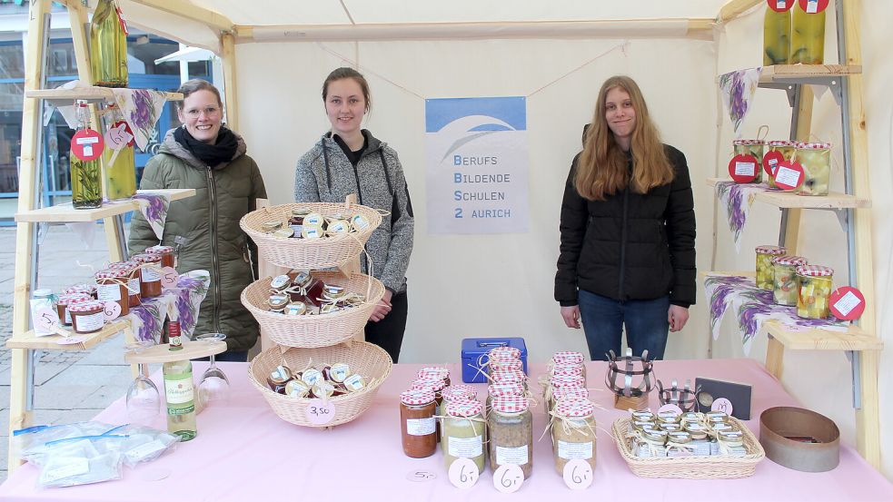 Ruth de Vries, Venke Wilken und Nela Holzenkämpfer (von links) halten auf dem Wochenmarkt die Stellung. Foto: Terhorst