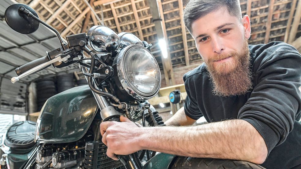 Frank Lechner aus der Krummhörn ist KFZ-Meister. Mittlerweile kümmert er sich aber fast nur noch um Motorräder. Foto: Ortgies