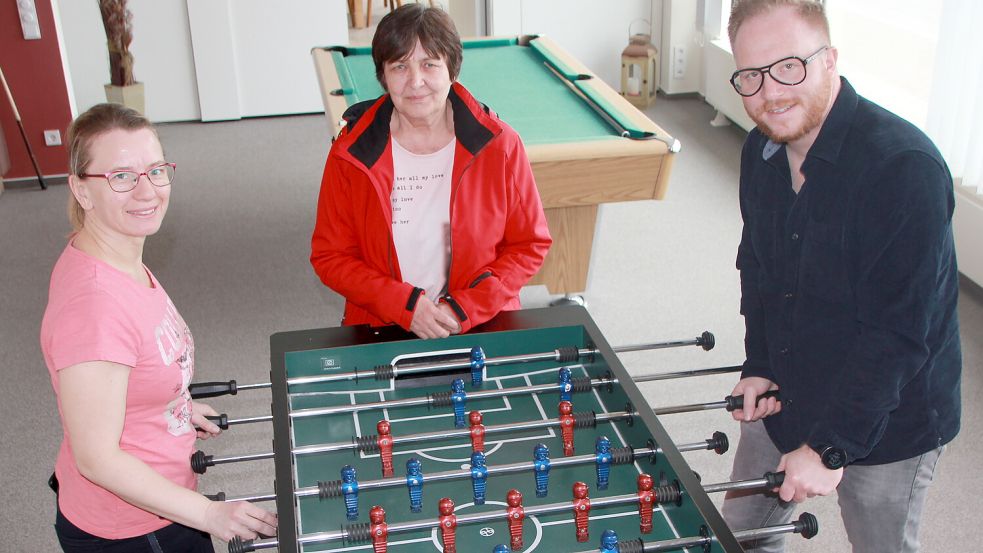 Kickern gehörte in den vergangenen Wochen zur Abendgestaltung von Marina Ermisch (von links), Juliana Erdei und Alexander Mierzwiak. Foto: Ferber