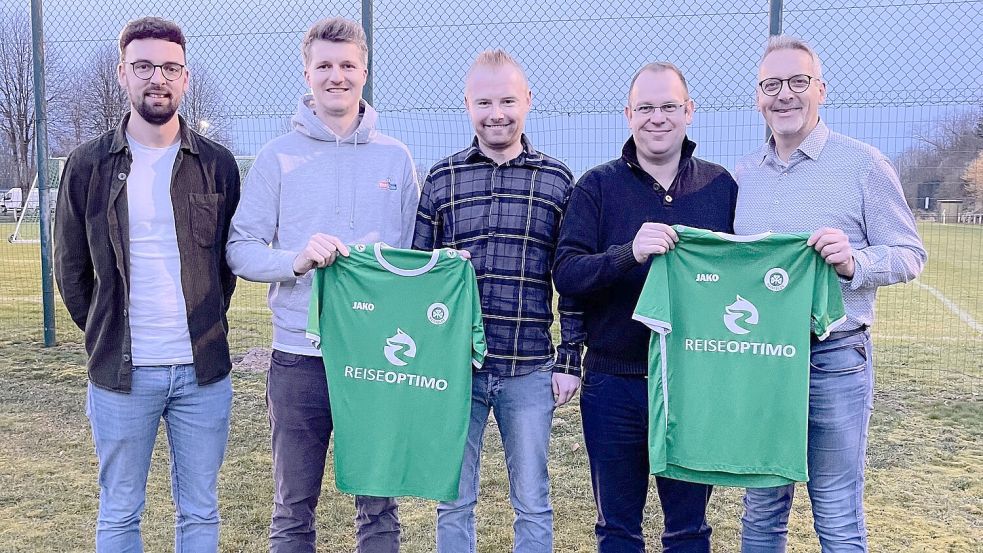 Der VfR präsentierte nun sein künftiges Trainerduo. Das Foto zeigt (von links): Lars Kielmann (2. Vorsitzender), Helge Schmidt (Fußballobmann), Niclas Nagel, Matthias Schmidt und Thomas Bruns (1. Vorsitzender). Foto: Privat