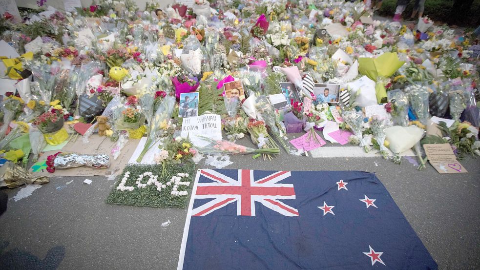 In der Nähe des Tatorts legten Menschen Blumen und Bilder der Opfer nieder, um den Getöteten zu gedenken. Foto: dpa/Vincent Thian