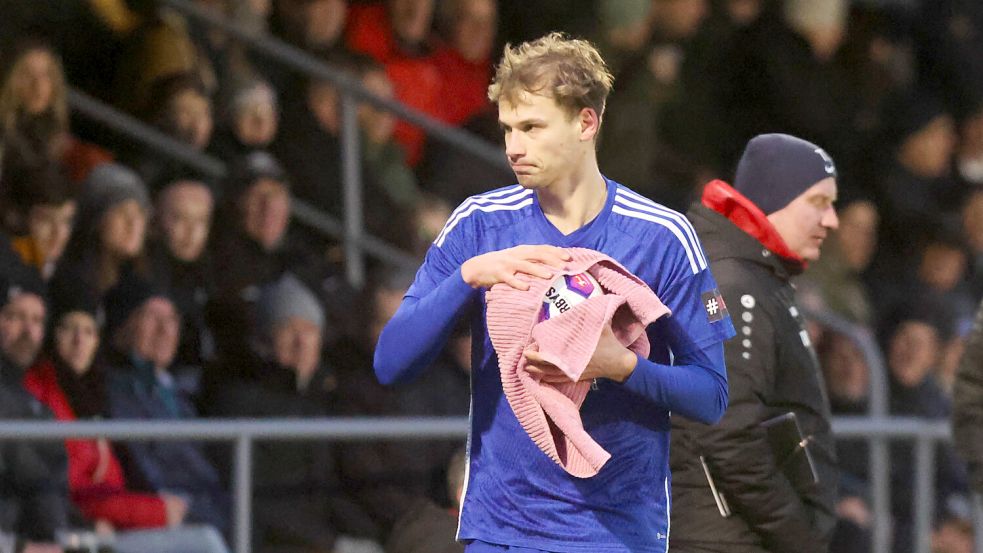 Wenn es regnet, positioniert David Šchiller an beiden Spielfeldseiten Handtücher. Damit trocknet er den Ball ab, damit er gut in der Hand liegt und weite Einwürfe möglich sind. Foto: Doden