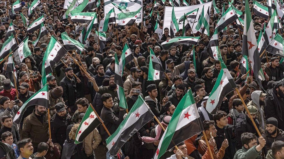 Tausende Menschen in Syrien haben zum Jahrestag des Kriegsausbruchs im Land gegen die Regierung von Machthaber Bashar Al-Assad demonstriert. Foto: Anas Alkharboutli/dpa
