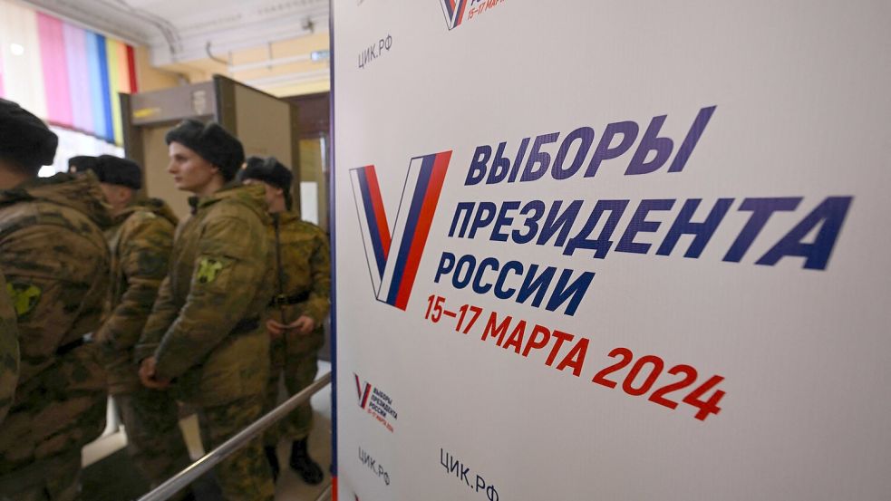 Russische Soldaten in einem Wahllokal in Moskau: Bei den Abstimmungen sind Brandsätze gezündet worden. Foto: AFP/NATALIA KOLESNIKOVA