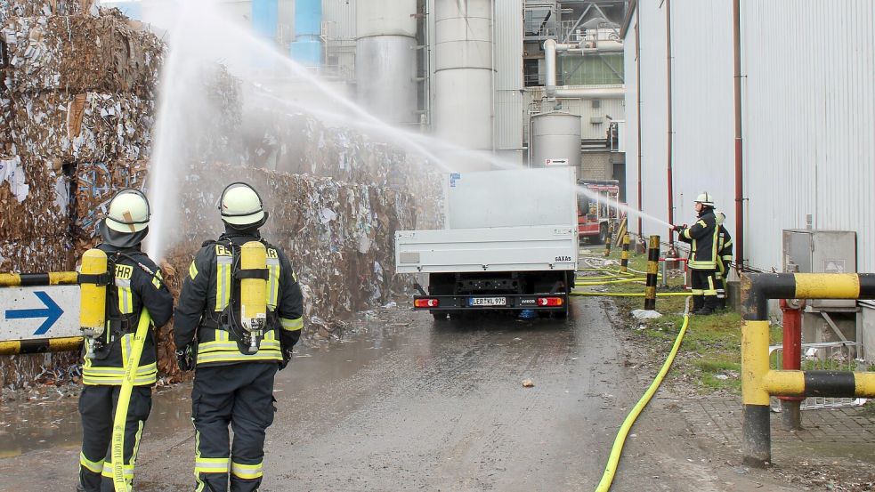 Die Einsatzkräfte verhinderten in der Übung, dass das Feuer auf andere Bereiche der Fabrik übergreifen konnte. Foto: Rand