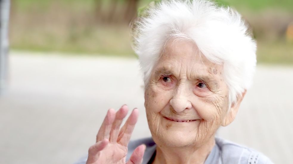 Beim Fototermin winkt sie ihrem Sohn zu.