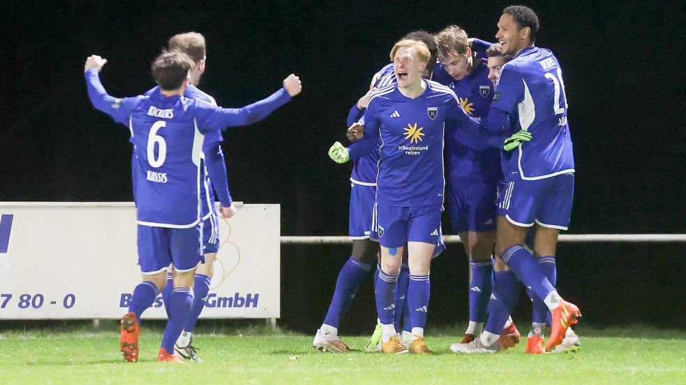 Gleich vier Treffer durften die Emder Spieler in der zweiten Halbzeit bejubeln. Tido Steffens (Zweiter von rechts) und David Schiller (Dritter von rechts) schnürten jeweils einen Blitz-Doppelpack. Fotos: Doden, Emden