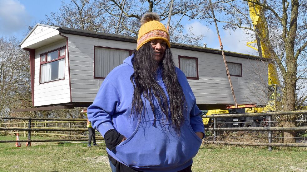 Alice Luft ist überglücklich, nachdem ihr Mini-Haus gerettet werden konnte - und mithilfe eines Autokrans auf den Reitplatz auf ihrem Hof gestellt wurde. Fotos: Zein