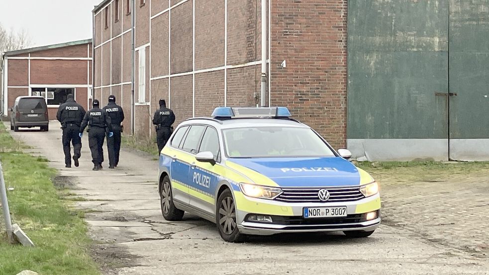 Zahlreiche Polizeikräfte waren am Donnerstag auf dem Gelände hinter dem Norder Bahnhof im Einsatz. Foto: Rebecca Kresse