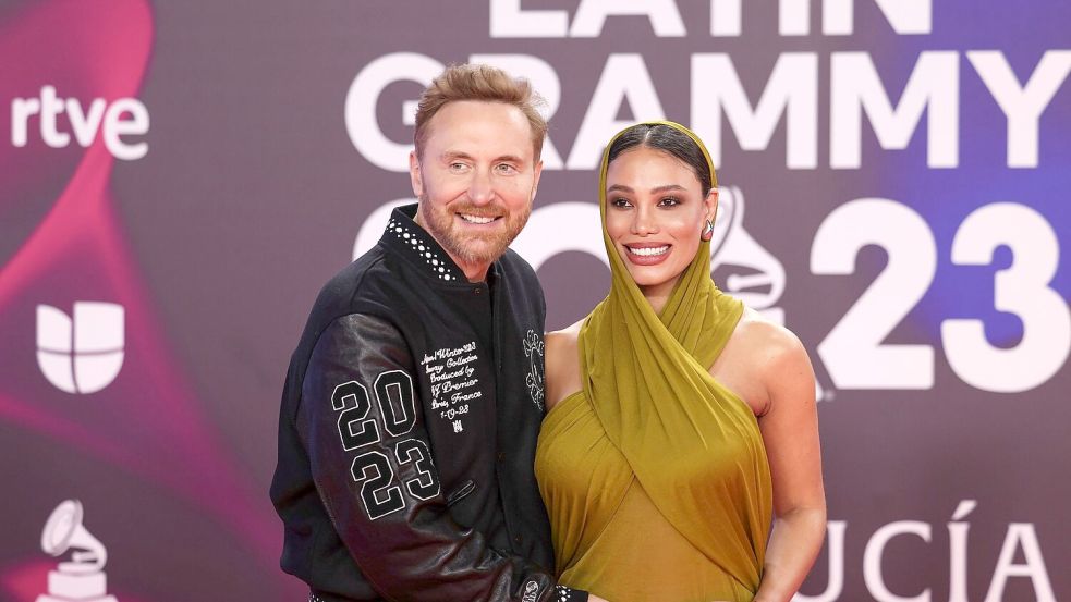 Bei den Latin Grammy Awards in Sevilla posierten David Guetta und seine Jessica mit dem Babybauch. Foto: Vianney Le Caer/Invision/dpa