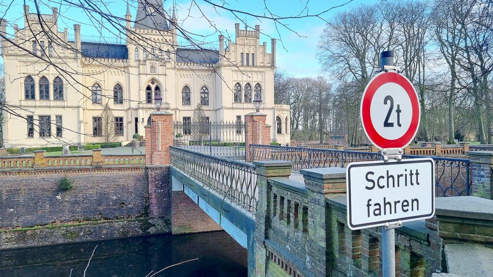 Die Brücke zur Evenburg ist nicht mehr im besten Zustand. Fahrzeuge, die schwerer als zwei Tonnen sind, können sie nicht nutzen. Foto: Bothe
