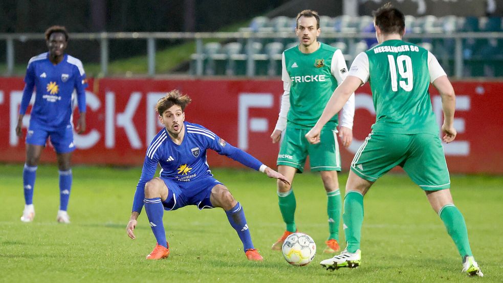 Die Emder (Zweiter von links Kai Kaissis) lieferten sich mit Heeslingen ein packendes Spiel . Foto: Doden/Emden