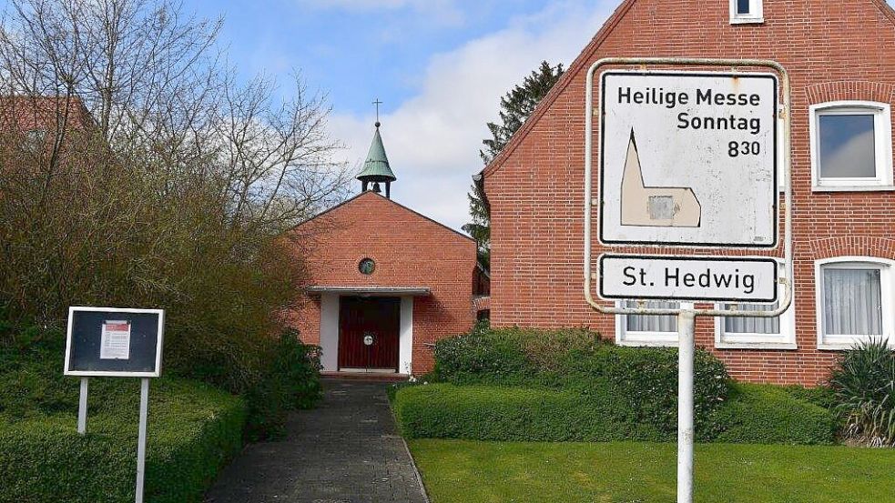 Die Kapelle St. Hedwig in Pewsum ist das einzige katholische Gotteshaus in der Krummhörn. Sie soll Seniorenwohnungen weichen. Foto: Wagenaar/Archiv