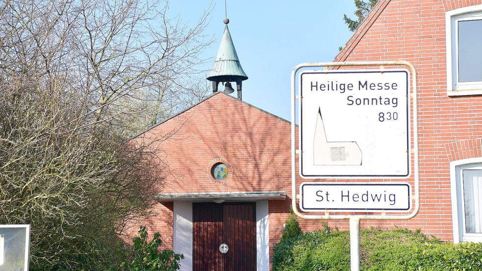 Die kleine Kapelle St. Hedwig in Pewsum soll abgerissen werden. Fotos: Wagenaar