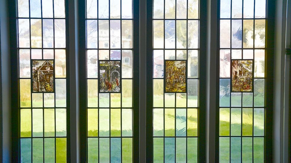 Durch die Kirchenfenster schaut man auf den Garten der Kirche.