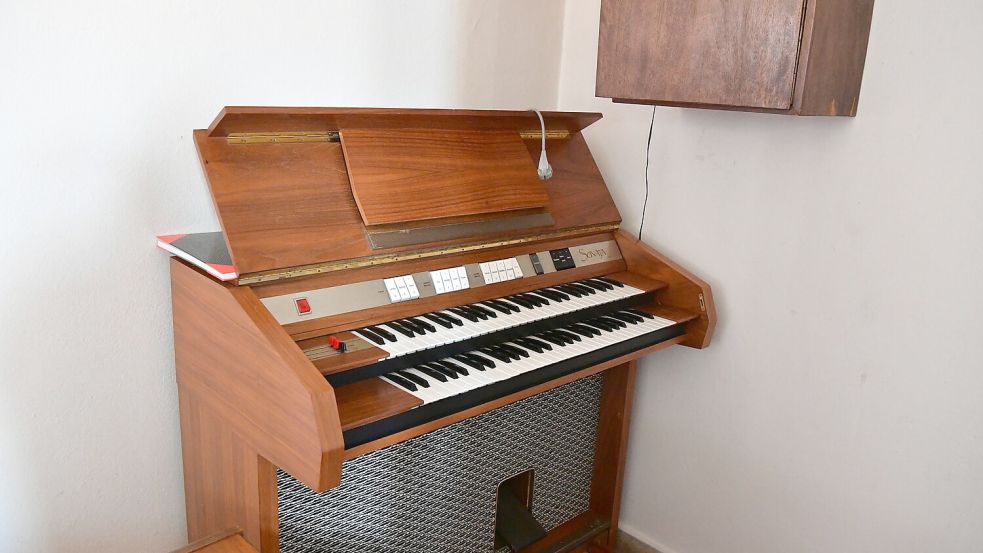 Auch die kleine Orgel ist abzugeben.