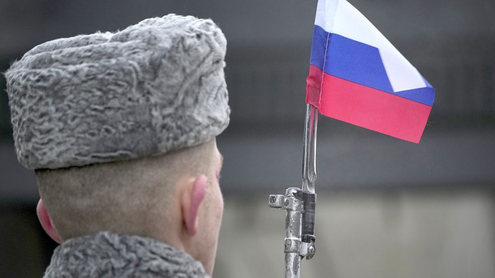 Abgeschobenen Asylbewerbern könnte in Russland ein Armeeeinsatz im Ukraine-Krieg drohen. Trotzdem schiebt Deutschland Menschen ab. Foto: dpa/AP