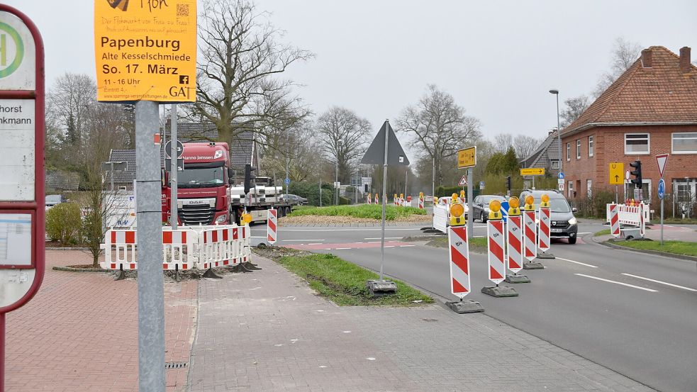 Die Fahrspur im Kreisel von Rhauderfehn kommend in Richtung Folmhusen ist für den Verkehr gesperrt worden. Foto: Ammermann