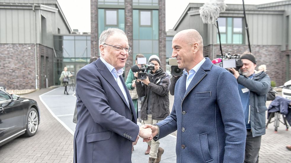 EWE-Vorstandschef Stefan Dohler (rechts) begrüßt Niedersachsens Ministerpräsident SPD Stephan Weil in Jemgum. Foto: Ortgies