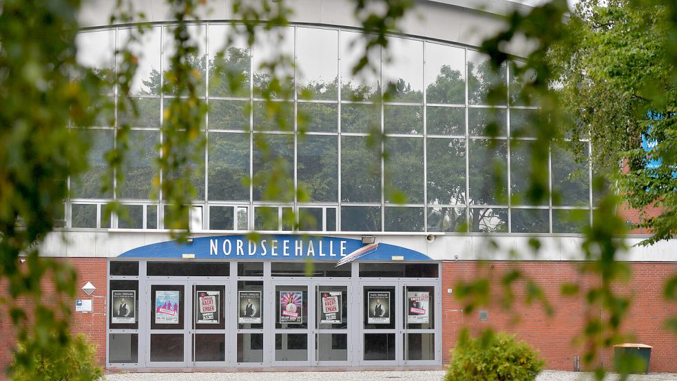 Die Nordseehalle ist wieder „enteist“, die Eiszeit ist beendet. Dort können wieder andere Veranstaltungen ausgetragen werden. Foto: Ortgies/Archiv