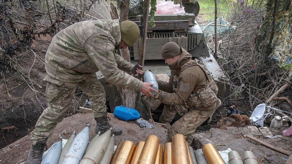 Ukrainische Soldaten bereiten Haubitzengranaten vor. Foto: Iryna Rybakova/AP/dpa