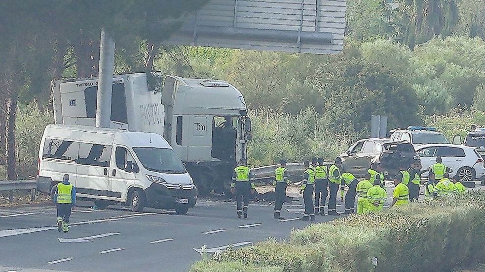 Rettungskräfte an der Unfallstelle an der Autobahn AP-4 unweit von Sevilla im Süden des Landes. Foto: Francisco J. Olmo/Europapress/dpa