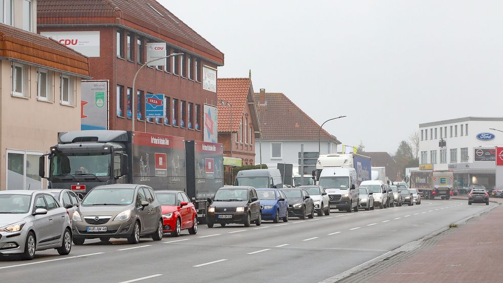 Noch weit hinter dem Ostertor warten die Autofahrer auf ein weiterkommen. Foto: Romuald Banik