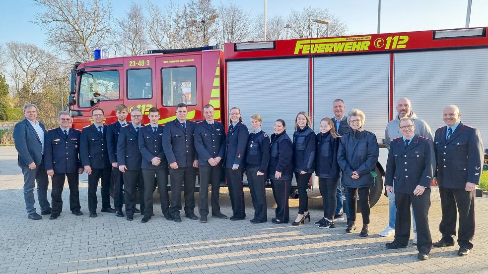 Das Foto zeigt (von links): Thomas Erdwiens, Dieter Helmers, Focko Westerbur, Jan Hoffmann, Daniel Camp, Daniel Kleen, Tim Buscher, Lennart Steinhorst, Lisa Saathoff, Ina Uschmann, Alena Harms, Mirja Heisig, Lena Zimmermann, Detlev Krüger, Jutta Hoffmann, Johann Schoolmann, Jörg Zacher, Dennis Uschmann. Foto: privat