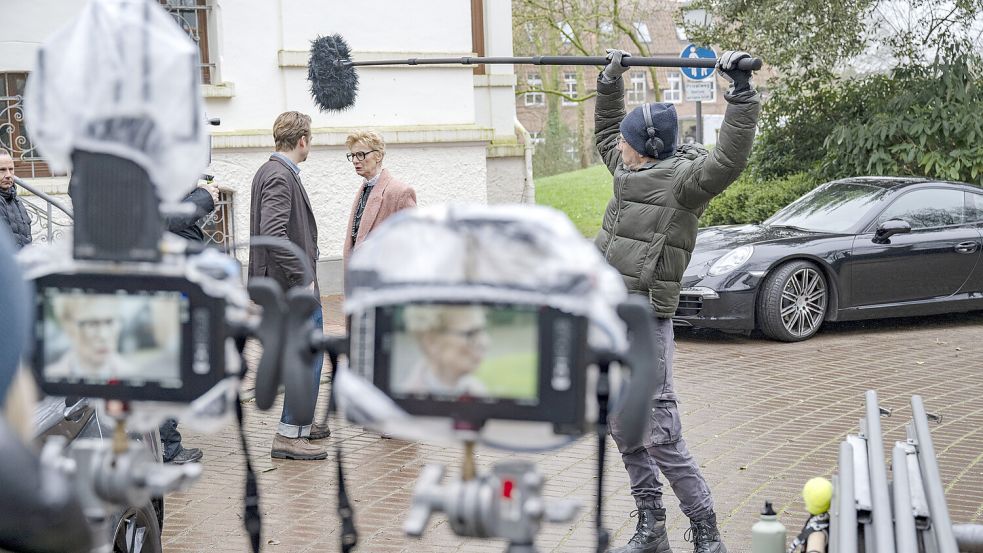 Vor dem Auricher Landgericht wurden am Mittwoch Szenen des neuen Ostfrieslandkrimis gedreht. Foto: Michael Ihle