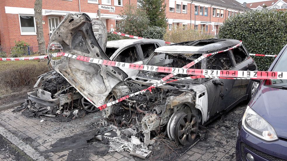 In der Nacht zu Dienstag sind in Bremen-Findorff drei Autos vollständig durch ein Feuer zerstört worden. Die Polizei geht von Brandstiftung aus. Foto: NWM-TV