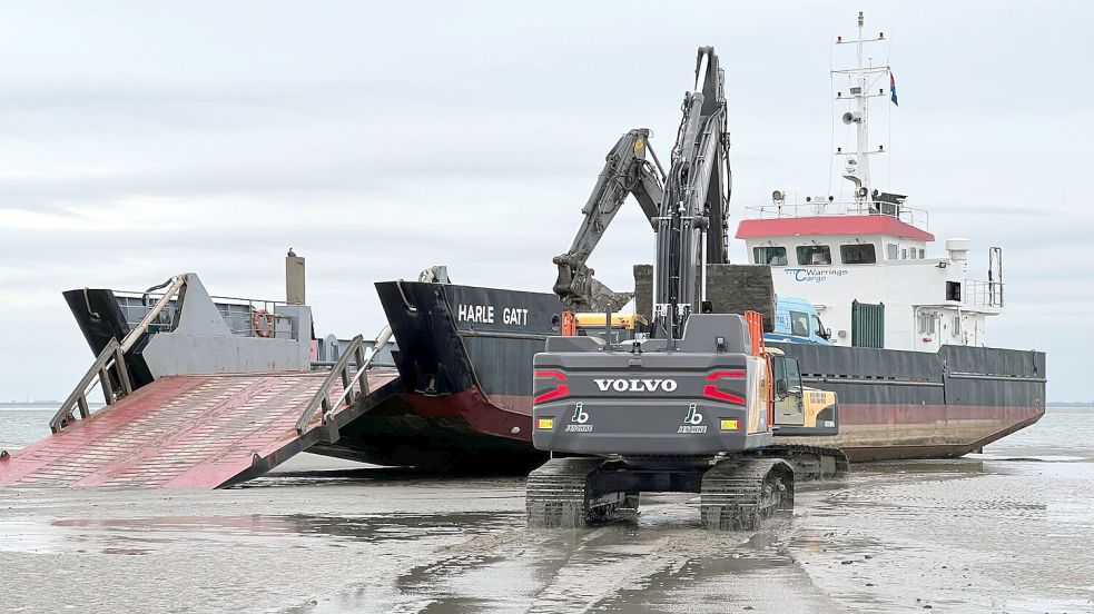 Das trocken gefallene Arbeitsboot liegt im Watt vor der Insel Wangerooge bereit, um die Bagger wieder in Richtung Festland zu transportieren. Foto: OOWV