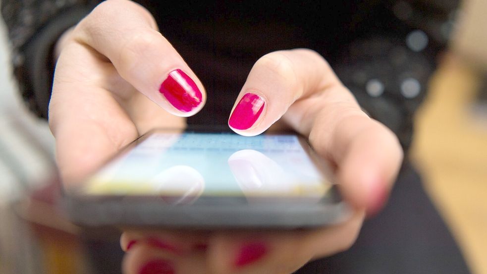 Am Smartphone verbringen Menschen in Deutschland einer Untersuchung zufolge mehrere Stunden am Tag. Foto: Sebastian Gollnow/dpa