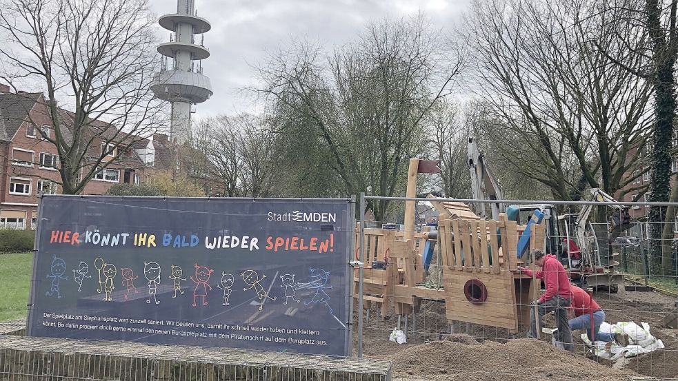 Mitte Januar 2024 waren die Spielgeräte am Stephansplatz abgebaut worden, der Platz wurde gesperrt. Jetzt, am 19. März, kamen neue. Fotos: Hanssen