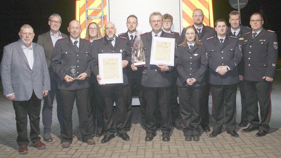 Die Wehr und Gäste (von links): Ortsvorsteher Hinrich Sap, Bürgermeister Heiko Abbas, Alfons Evers, Sonja Haseborg, Dennis Bleeker, Andy Bleeker, Kuno Fokken, Darius Haseborg, Christina Bosma, Ortsbrandmeister Martin Auen, Matthias Müller, stellvertretender Kreisbrandmeister Ernst Berends und Stadtbrandmeister Jörg Fisser. Foto: privat