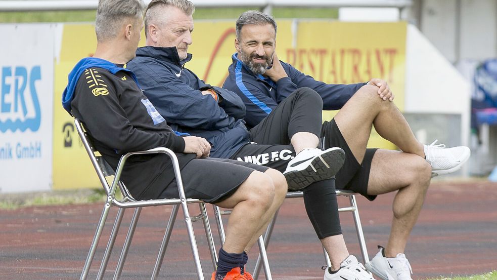 Das Germania-Trainerteam um Coach Erhan Colak (rechts) wird mit der Sportlichen Leitung und dem Mannschaftsrat den Kabinen-Vorfall aufarbeiten. Foto: Doden, Emden