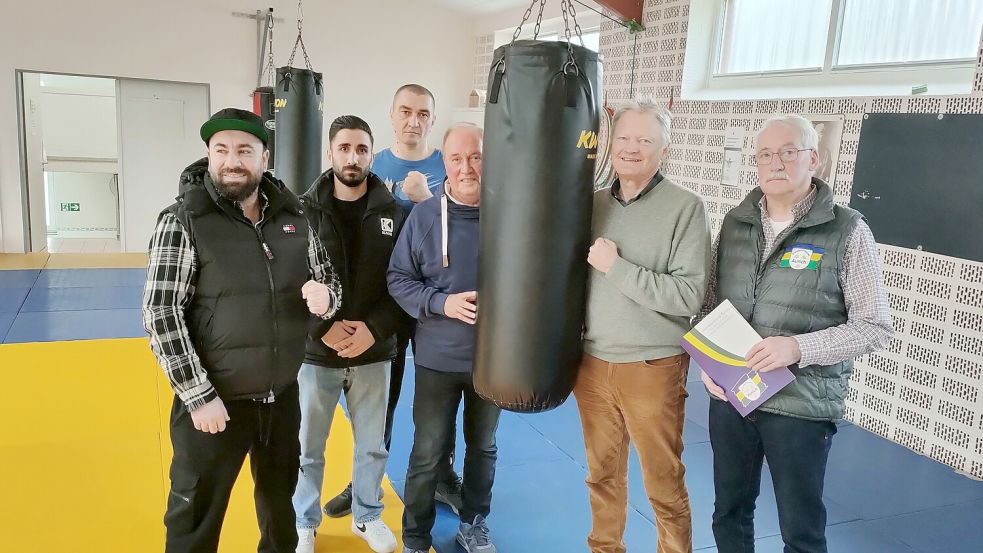 Der MTV Aurich kämpft mit dem Verband. Das Foto zeigt (von links): Trainer Rüstoum Mousto, Roba Hamo, Alexander Heidenreich, Abteilungsleiter Horst Schmidt, Wilfried Theessen und Detlev Schoone vom Kreissportbund. Foto: Lilienthal