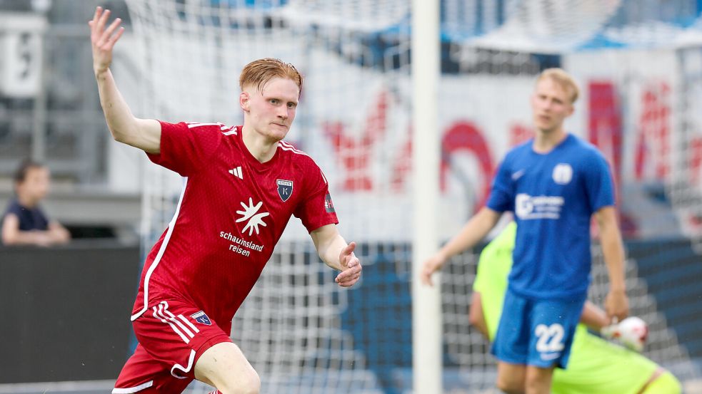 Im Hinspiel gegen Meppen II traf Pascal Steinwender erstmals für Kickers Emden. Sein Treffer zum 1:3 sollte die Aufholjagd einläuten. Doch Kickers kam nur noch auf 2:3 heran. Foto: Doden, Emden